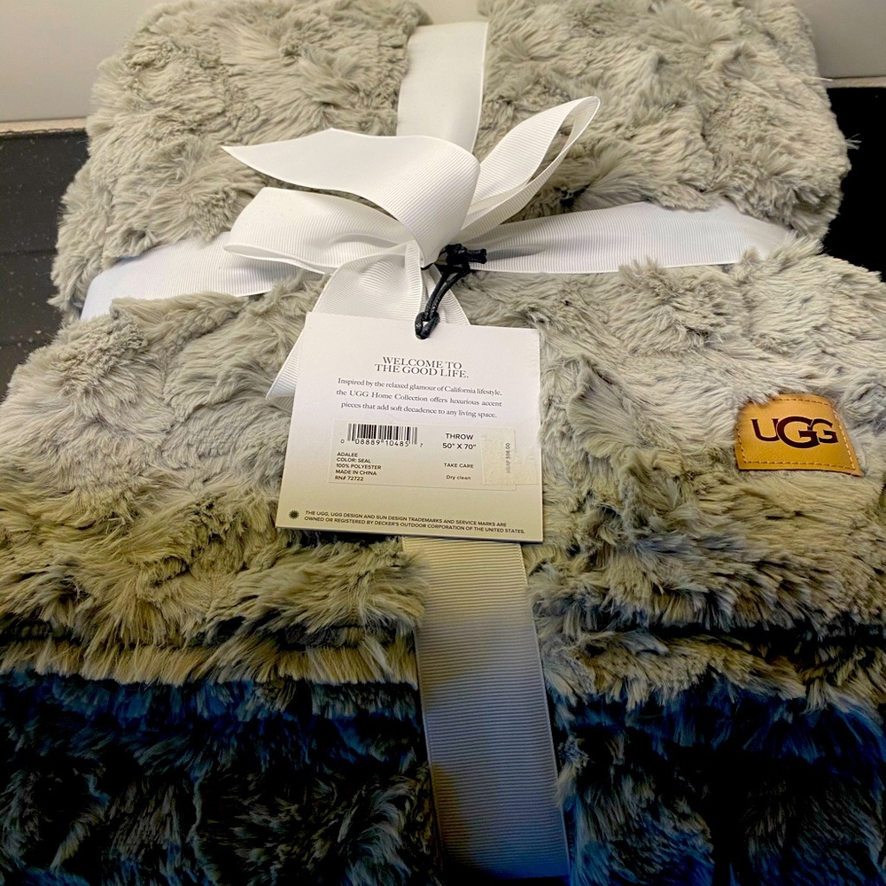 Ugg throw new with tags